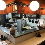 洋食いしだ - 厨房を囲むカウンター席はお一人さまもお気軽に