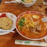 自由軒 - ピリ辛味噌ラーメン(700円)＋半チャーハン(230円)