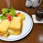 パパスカフェ - ベーコンとチェダーチーズのトーストサンド（サラダ、ドリンク付）　￥1296