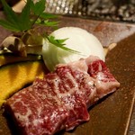 おこもり 山女魚 - アルプス牛：柔らかくジューシーな肩ロースを炭火焼でご賞味いただきます。