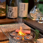 おこもり 山女魚 - 炭火焼：ステーキや地産の野菜をお客様のペース・お好みの焼き加減でゆっくりお楽しみください。