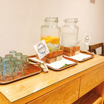 サクラ テーブル - セルフのお水もオシャレ〜