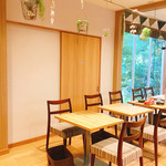 サクラ テーブル - 店内〜