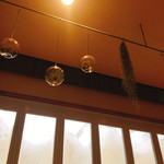 サクラ テーブル - 店内の天井〜