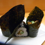小松 弥助 - 鰻とキュウリの巻物。海苔ですらものすごく美味しい。