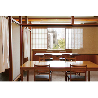 すだれとカーテンで仕切られた半個室
                                      １～６名様
                                      ※４席ございます
                                      窓側２席