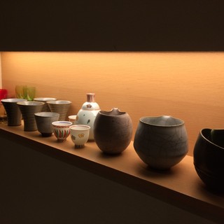 Enjoy delicious sake in carefully selected sake vessels.