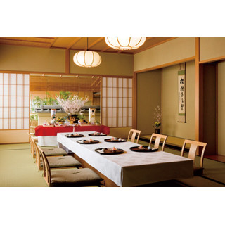菊の間
                                      掘りごたつの畳席
                                      最大8名様
                                      接待・顔合わせ・法要などのご利用に
