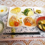 ヴィラビーアンドビーホテル - 朝食・和食（小料理、ご飯、味噌汁、大根おろしの玉子かけ）