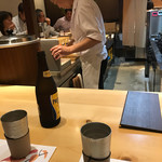 Sushi Issei - お店はいって右側のカウンターは2人がけなのでこっちの方がゆったり出来てお勧め