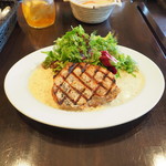 Les　pif　et　dodine - 本日のランチ 1000円 の豚ロースのグリエ 粒マスタードソース サラダとマッシュポテト