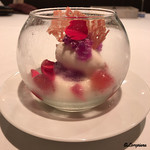 カーサ・デル・チーボ - ライチのミルクプリン バラのジェラートとジュレ添え 