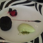 レストラン タテル ヨシノ - 黒いコーティングは炭です。