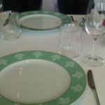 レストラン タテル ヨシノ 汐留 - テーブルセットは清冽に