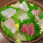 旬菜・鮮魚 居酒屋 徳ちゃん - 刺身盛り合わせ一人前 (980円)