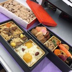 おこわ米八 - 彩も良く何から食べようか迷います 