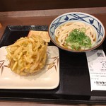 Marugame Seimen - ぶっかけうどんの並の冷たいものと野菜かき揚げ。
                        合計で税込420円。
                        美味し。