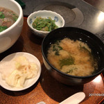 馬肉バル 新三よし - 味噌汁は薄味な感じ。