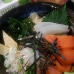 Sacchi Mo - 海鮮三種丼800円(税込)ネギトロ、サーモン、イカ。