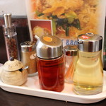 めだかタンタン - 卓上の調味料