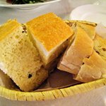 イタリア料理オピューム - 毎朝焼きたての自家製パン（オリーブの実入り）