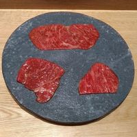 焼肉すどう 春吉 - 3種盛り
                    
                    佐賀牛サーロイン
                    
                    左　田村牛　そとももをごぼうタレ　つけタレは下の玉子とチーズ
                    
                    右　イチボ　一口ご飯の上へ