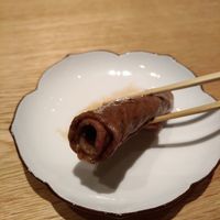 焼肉すどう 春吉 - 佐賀牛のサーロインを手早く、焼いてササっと巻いて完了