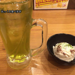 一軒め酒場 - 緑茶割りとアンチョビポテトサラダ
