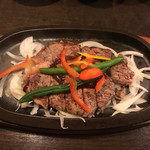 牛庵 - サービスステーキ(本日のソース、ピリ辛ソース)ご飯、味噌汁付き 990円