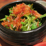 手打ち蕎麦 ほかげ - 江戸川春菊と桜えびサラダ仕立て　ズームアップ