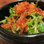 手打ち蕎麦 ほかげ - 江戸川春菊と桜えびサラダ仕立て　ズームアップ