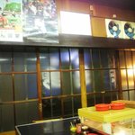 上田温酒場 - 店内(奥から引き戸方向)