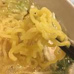 暫亭 - 麺は高加水の縮れ