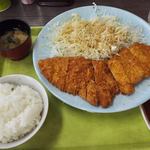 とんかつ大将 - 『とんかつ(中)』880円を注文。 丼飯とお味噌汁が付いてます。