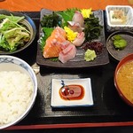 海鮮個室居酒屋 とらや - 刺身定食（890円）※ご飯、みそ汁お替り自由、サラダ、ドリンクバー付き