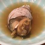 料理の最初はバイ貝の煮付け