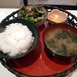 豚菜キッチン　絆 - ご飯とお味噌汁、サラダ、香の物は籠に入って登場
