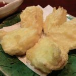 興 - 【春季限定】「新玉ねぎの天ぷら」：外皮はサクッ！内側はトロッと柔らかい口当たりで甘い♪