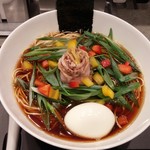 SOBA DINING QUATTRO（ソバダイニング クワトロ） - 山…熟成醤油鶏そば（夏彩りバージョン）＋味玉