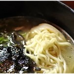Gottsu Ora Men - ちゅるちゅるっと軽くすすれる麺。ﾄﾄﾘの牛骨ラーメンと言えばこの手の麺ですね。
