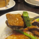 Resutoran Kasuga Rojji - やや辛めカレーと大きなお肉と野菜とご飯が絶妙に絡んで料理がすぐに無くなってしまいました。
                        