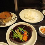 Resutoran Kasuga Rojji - 続いてこの日のトッピング欧風カレー１４００円の出来上がりです。
      
      ご飯は半分だけなら無料で追加してくれます