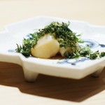 鮨 さいとう - 神津島の海苔を添えた小柱