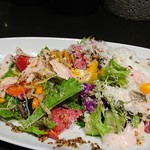 コンチェルト - しっとり鶏むね肉と温泉卵、パルミジャーノの具沢山サラダ