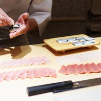 鮨 さいとう - タネを並べます