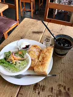 cafe TsuQushi - モーニングセット(フレンチトースト・アーモンドトーストのハーフ&ハーフ)(アイスコーヒー)