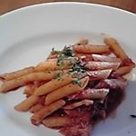 イゾラ スメラルダ - ツナとキノコのトマトソースペンネ