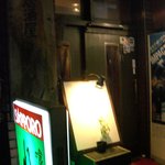 小さな店構え、昔メニューが書いてあったが現在は何も書いていないボードがおいてある
