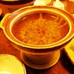 大和 - 鍋のそこにだしの干しシイタケが沈んでいる