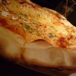 クラフトビール×チーズ＆肉バル Rotie - 女性に1番人気♪4種チーズのＰＩＺＺＡ♪